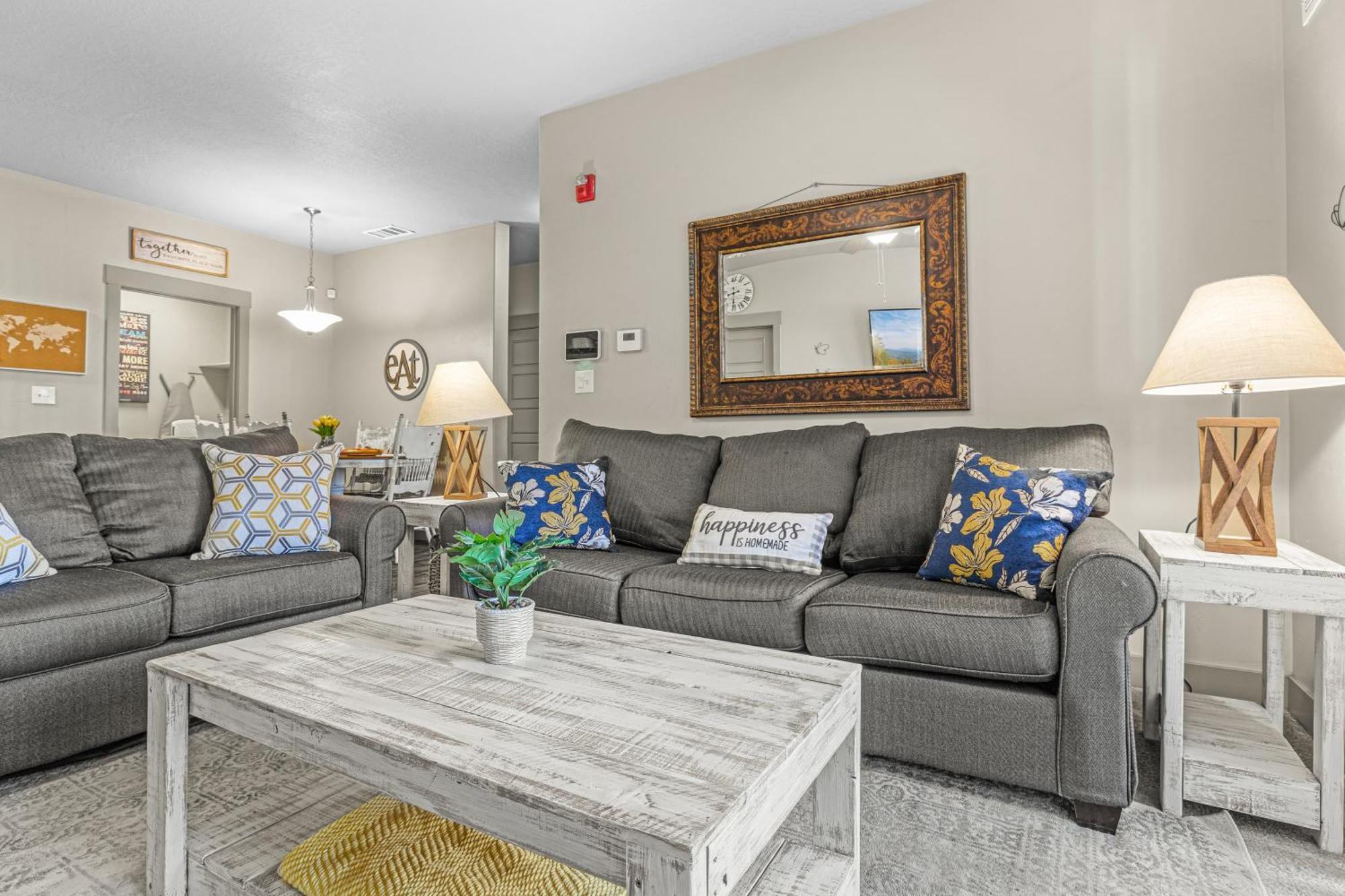 Butterfly Themed Kings Apartment With Private Garage & Access To Lux Hot Tub, Bbq & Gym 사우스요르단 외부 사진