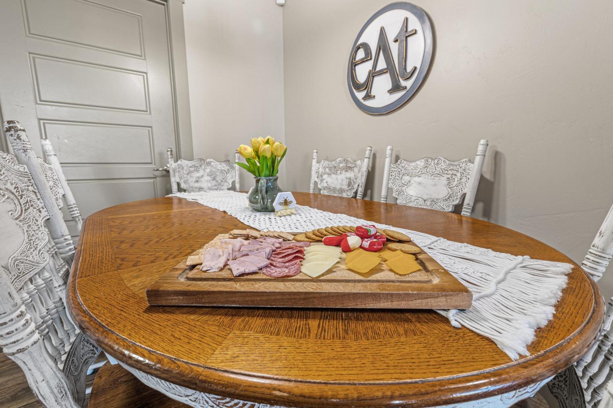 Butterfly Themed Kings Apartment With Private Garage & Access To Lux Hot Tub, Bbq & Gym 사우스요르단 외부 사진