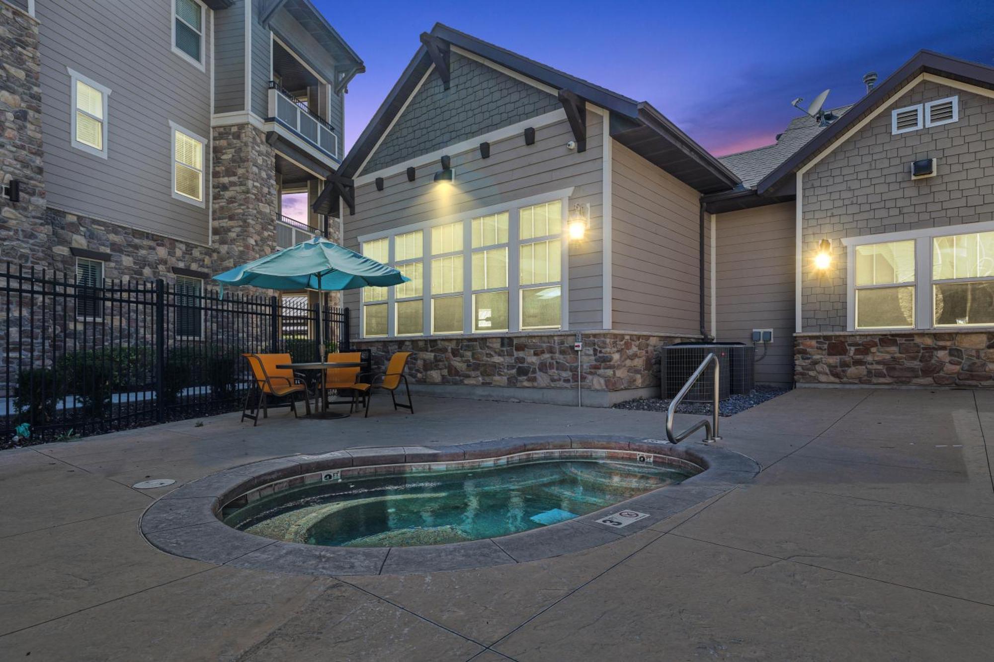 Butterfly Themed Kings Apartment With Private Garage & Access To Lux Hot Tub, Bbq & Gym 사우스요르단 외부 사진